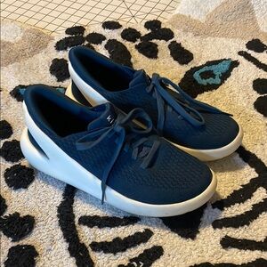 Kizik Shoes 7.5 (Men) 9 (Women)